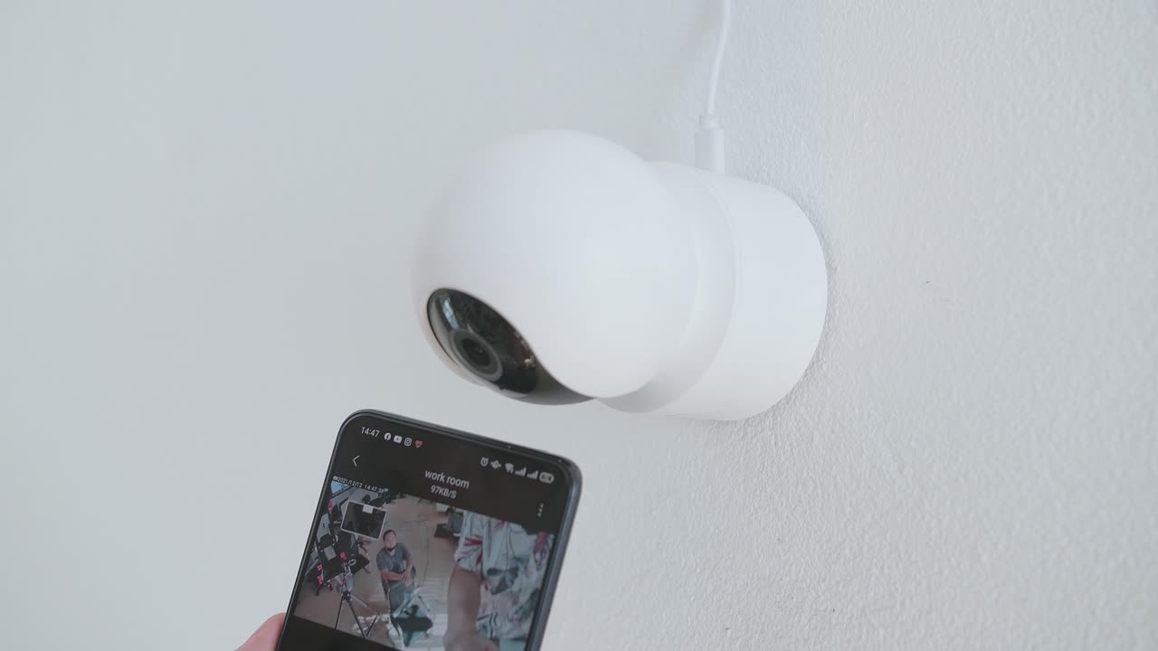 uso de teléfono móvil control de seguridad cámara de cctv