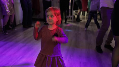 Niño-Pequeño-Baila-En-La-Fiesta.-Siéntete-Feliz,-Sonriendo.-Chica-Divirtiéndose-En-La-Discoteca