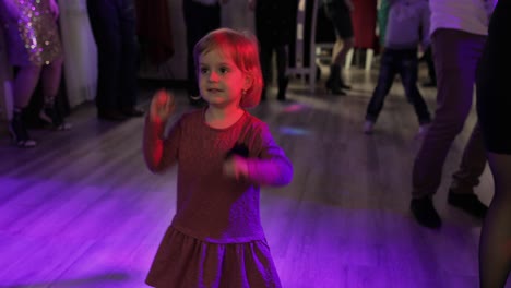 pequeño niño bailando en la patria. se siente feliz, sonriendo. niña divirtiéndose en la discoteca