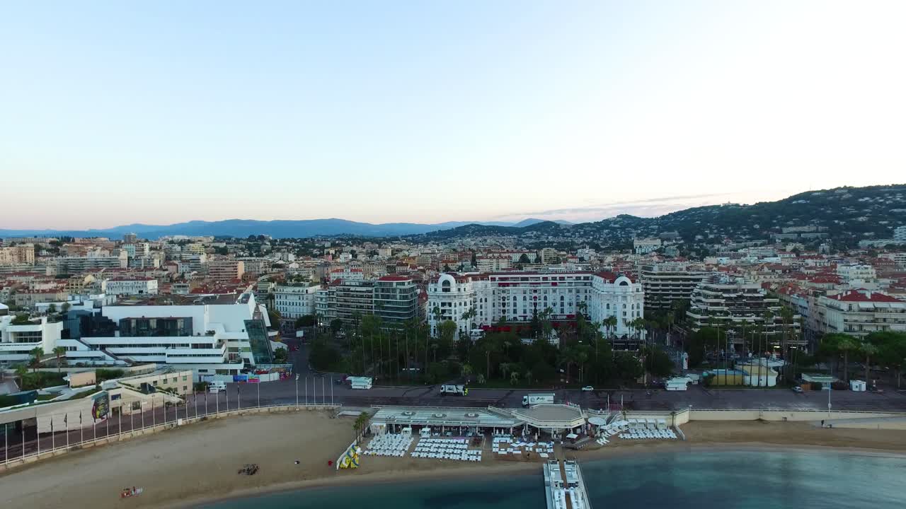 Vista aerea di Cannes al tramonto