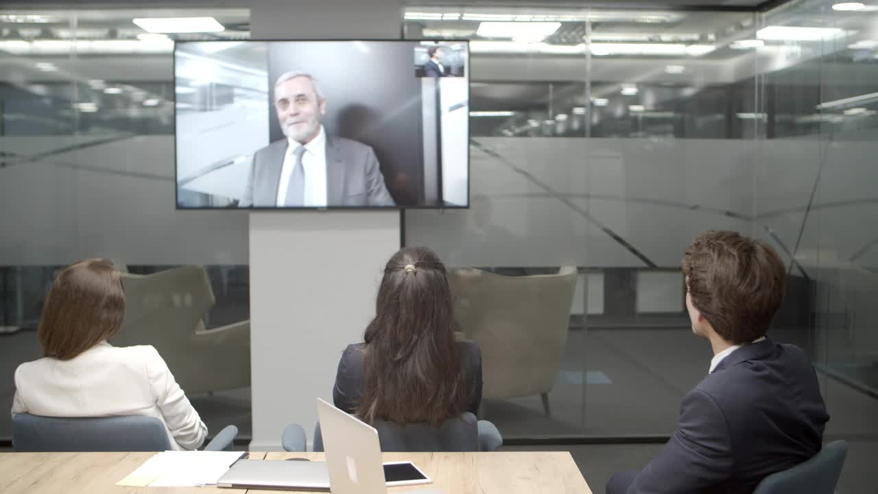 회의 도중 연설자 를 듣고 있는 직원 들 의 뒷모습