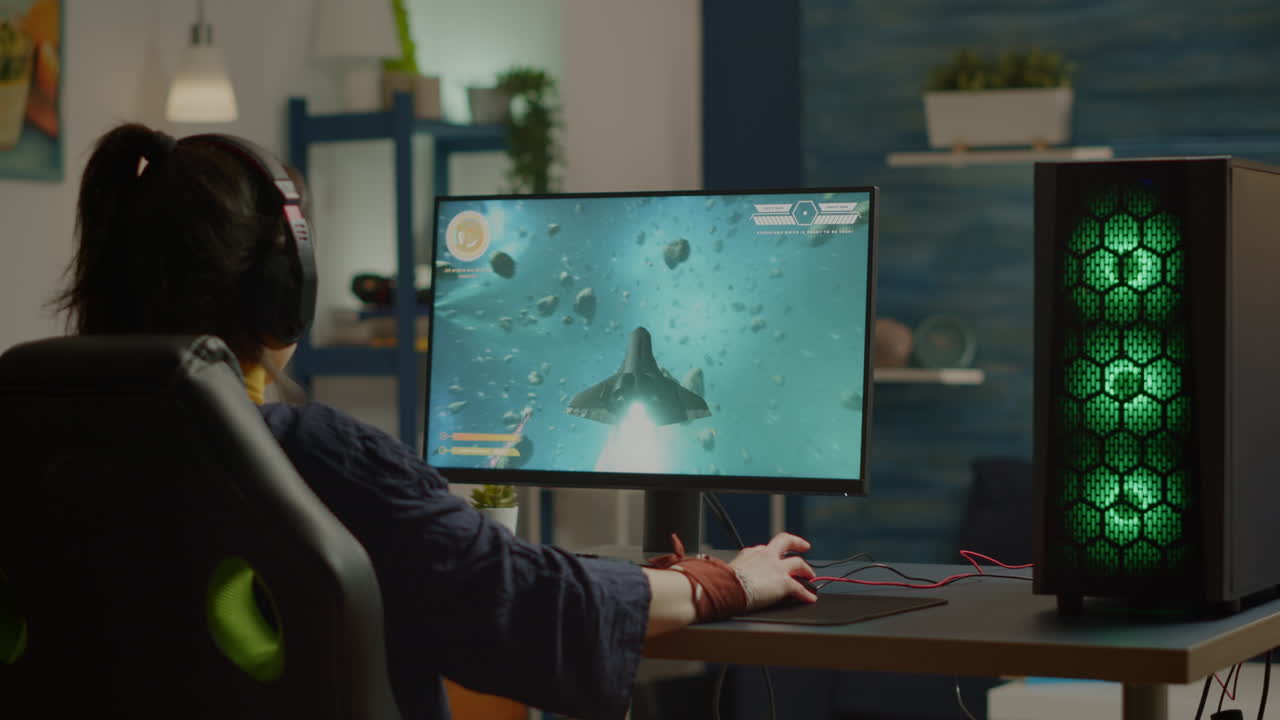 분노한 프로 여성 게이머가 우주 슈팅 비디오 게임을 잃고 있습니다.