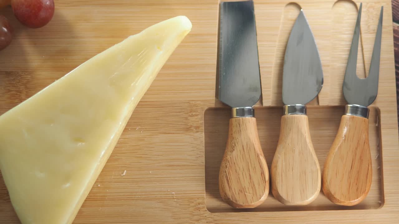 queso y uvas en una tabla para cortar
