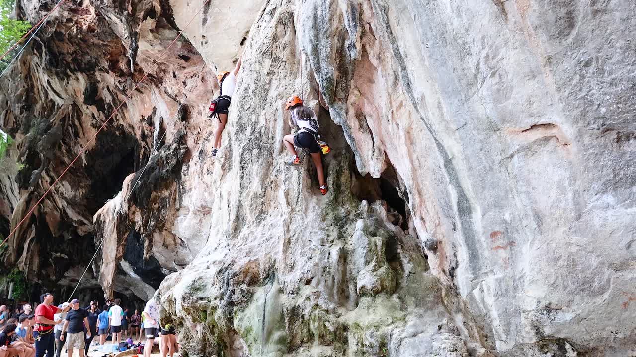 alpinistas escalan acantilados de piedra caliza en krabi, tailandia