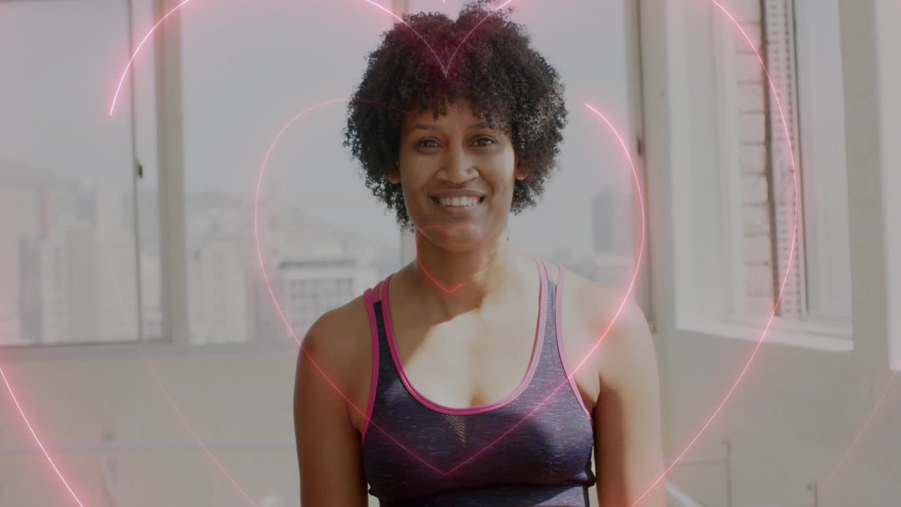mulher sorridente em roupas esportivas com animação de coração brilhante sobre ela