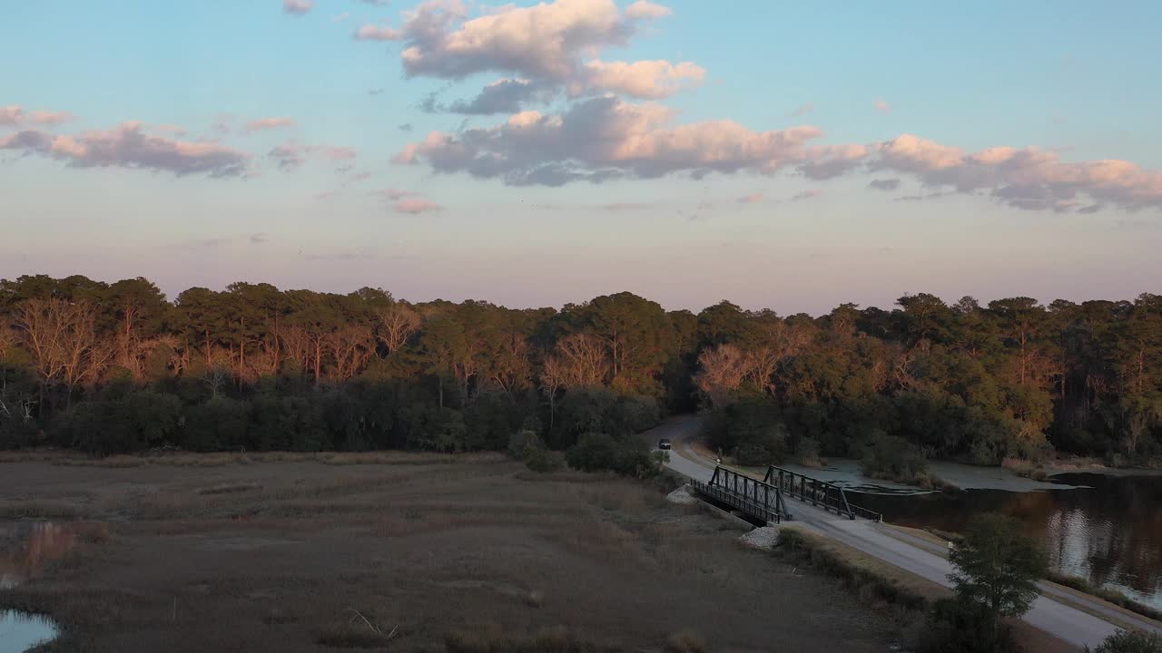 coche que pasa sobre un puente en la carretera del bosque