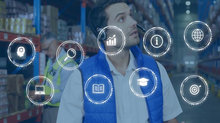 Leder tapper på tablet, ser HUD-ikoner over hylder og matcher lagerbeholdning til logistik