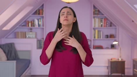 mujer india que tiene un ataque de asma