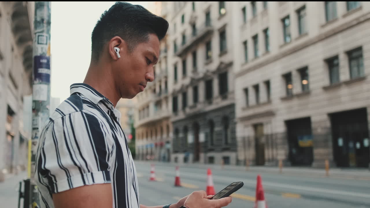 Người đàn ông trên phố với Airpods