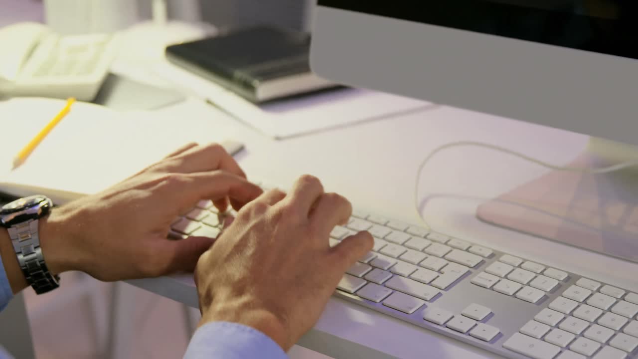 hombre de negocios trabajando en la computadora