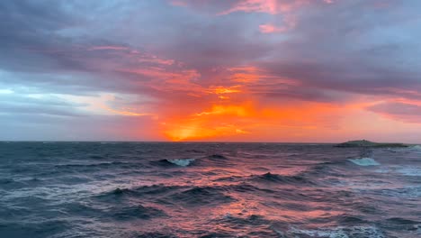 Clip-Tranquilo-De-Olas-Durante-La-Puesta-De-Sol-En-Durres,-Albania