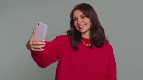 Mujer,-Niña,-Influencer,-Bloguera,-Se-Toma-Una-Selfie-Con-Un-Teléfono-Inteligente-Y-Graba-Una-Nueva-Historia-De-Vlog-Para-Las-Redes-Sociales