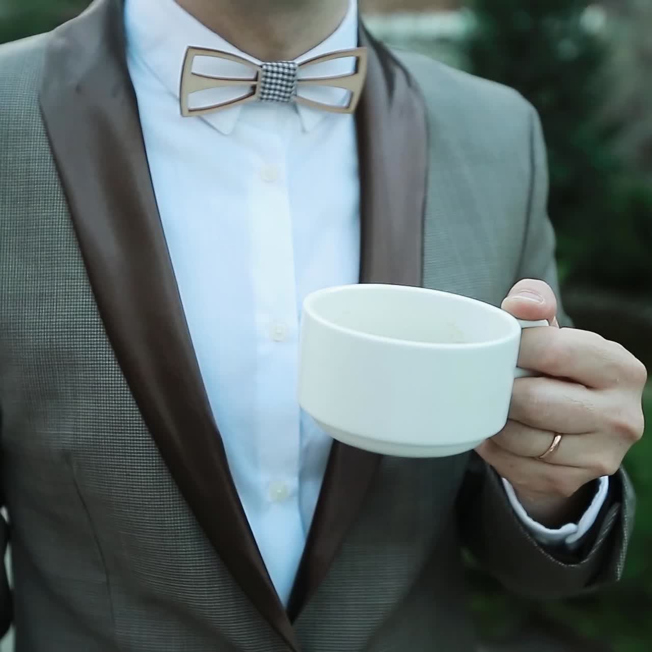 joven bebiendo café al aire libre