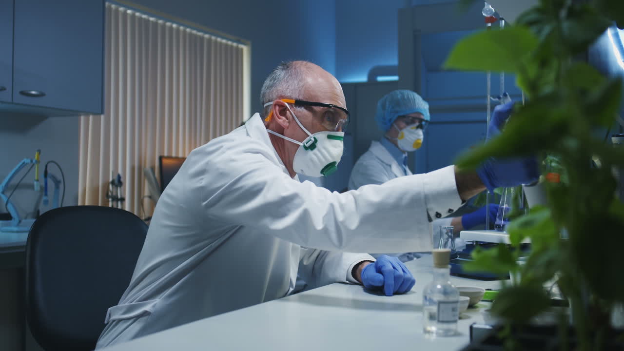 científicos que trabajan en un laboratorio