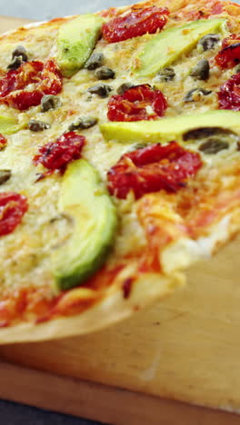 pizza al horno servida en una tabla de madera