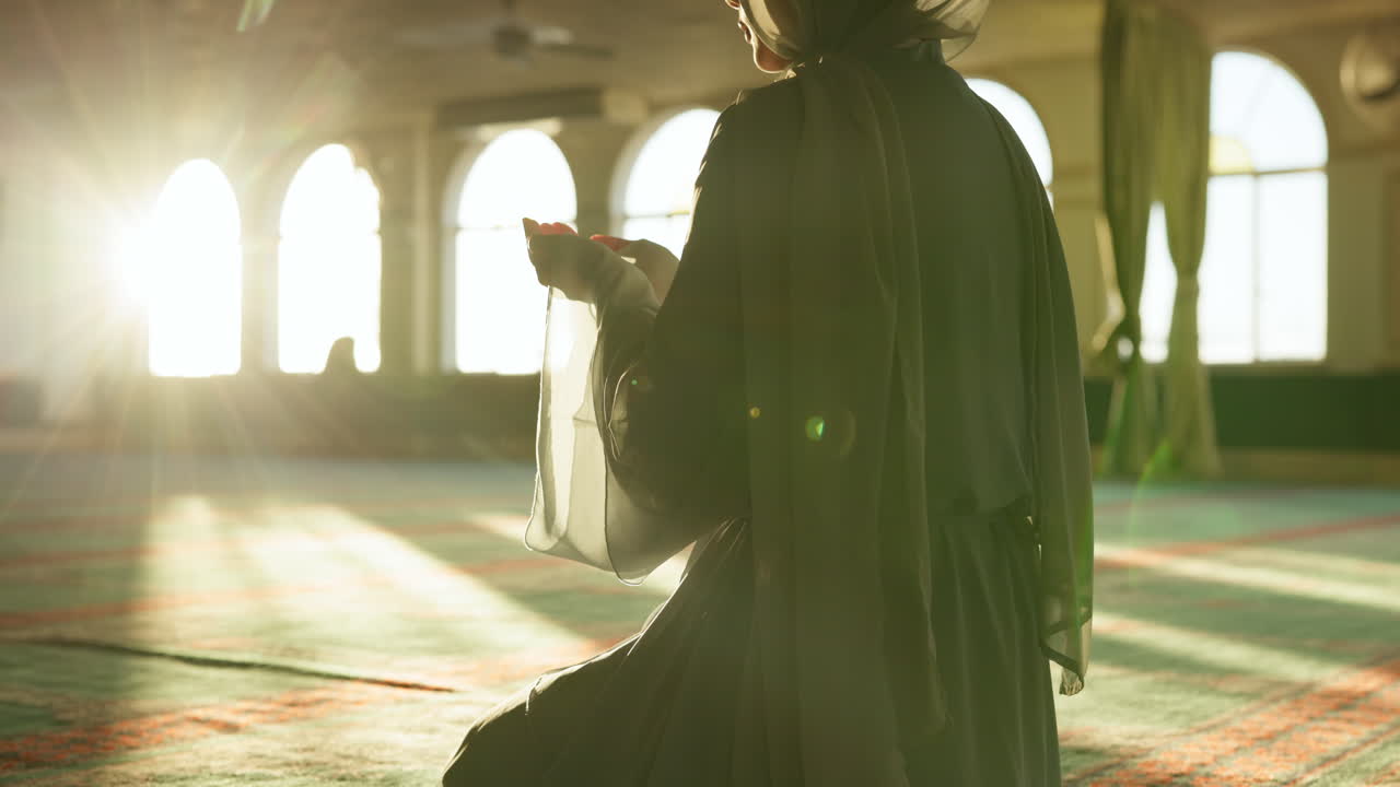 Мусульманская женщина молится в мечети