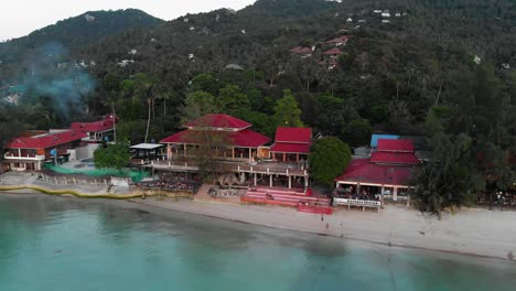 Rote-Dächer-Auf-Gebäuden-Am-Strand