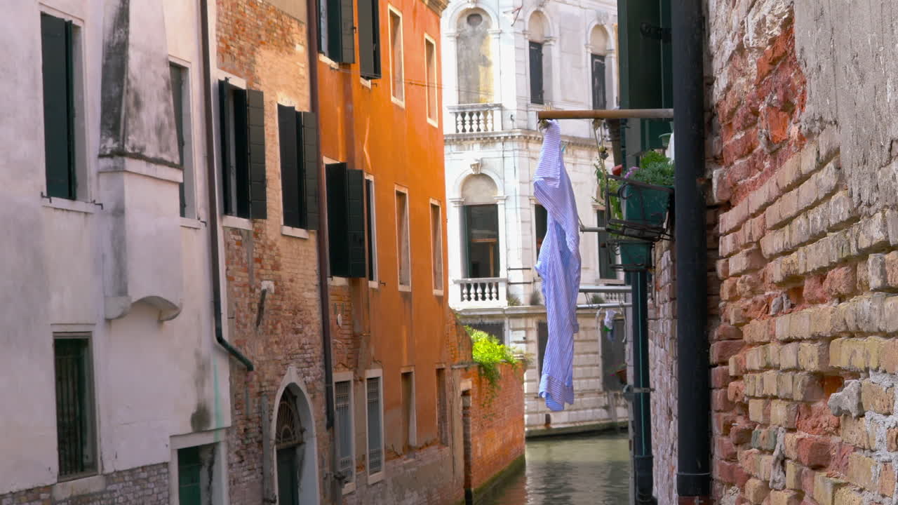 la ropa se seca con el viento afuera en venecia, italia