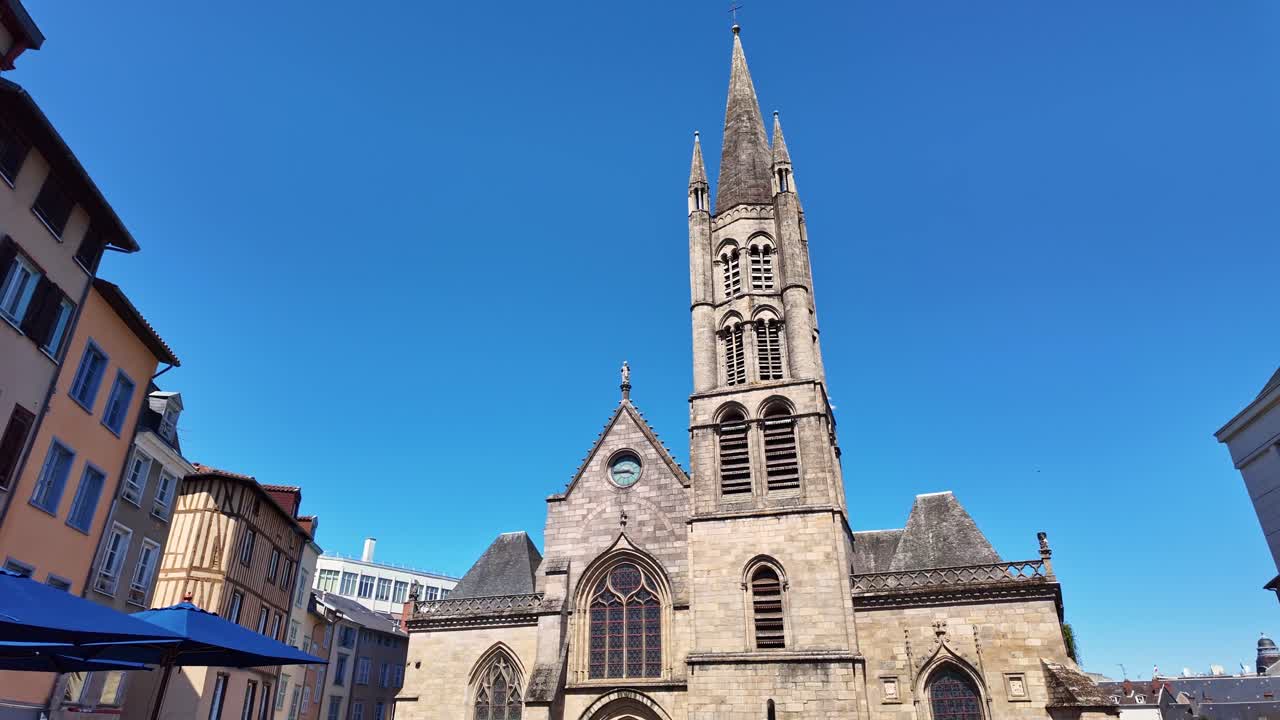 Exterior view of Church of St. Peter in Queyroix aka Église Saint-Pierre-du-Queyroix and its gothic facade, Limoges, Haute-Vienne, France