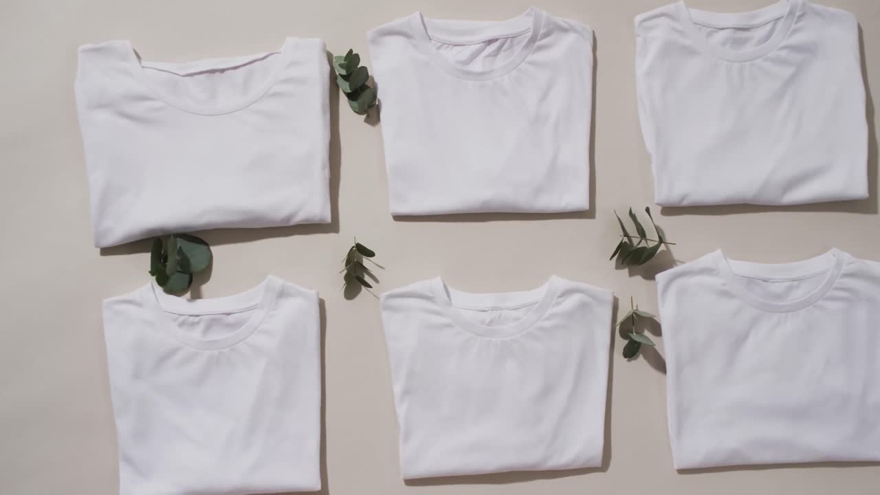 video de una capa plana de camisetas blancas plegadas con espacio de copia sobre un fondo blanco
