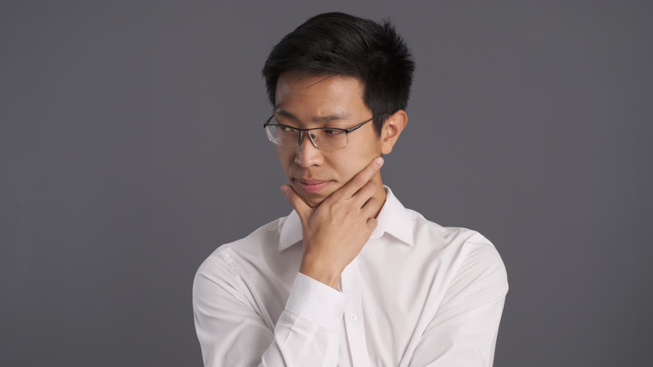 반사적인 아시아인 남자가 카메라 앞에서 동의하지 않습니다.