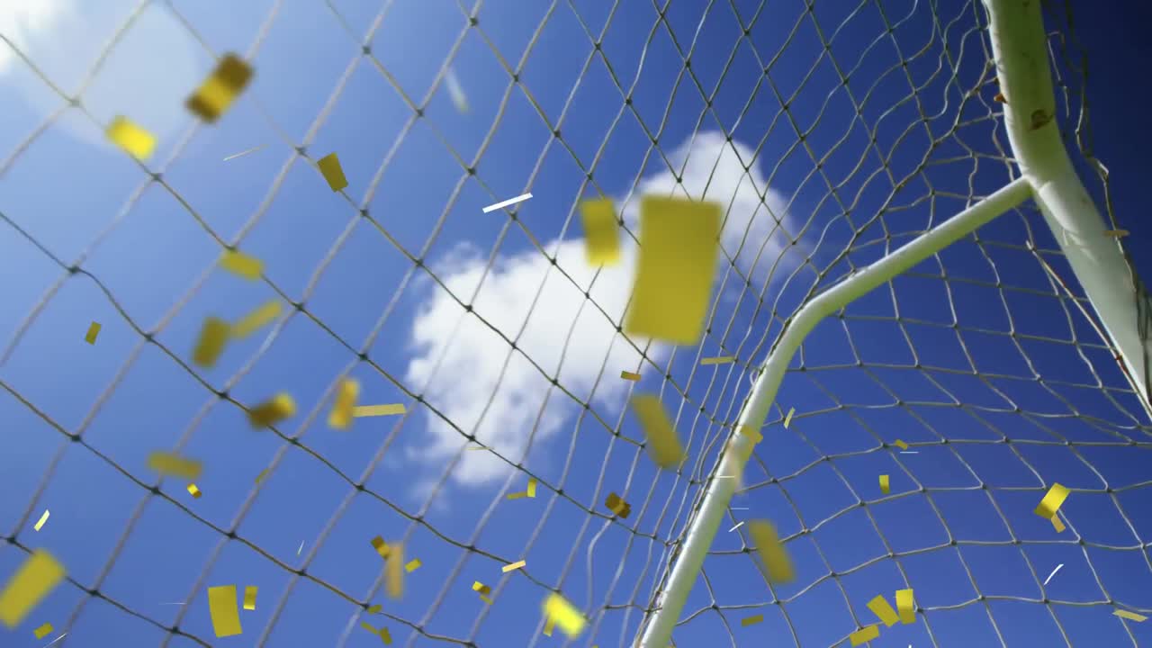 gol anotado en un partido de fútbol y confeti