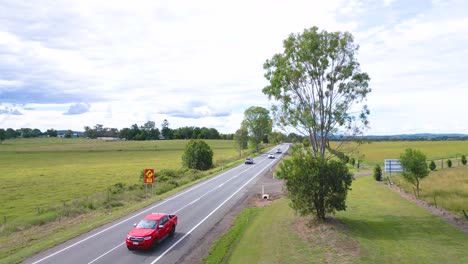 Coches-Circulando-Por-La-Autopista-Cunningham-Al-Norte-De-Aratula-En-La-Región-Escénica-Del-Borde-De-Queensland-En-Australia