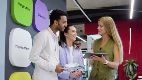 Frau-Arbeitet-In-Einem-Reisebüro