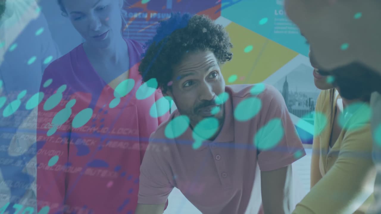 animación de gráficos, números, lenguaje informático y mapa sobre diversos compañeros de trabajo discutiendo informes