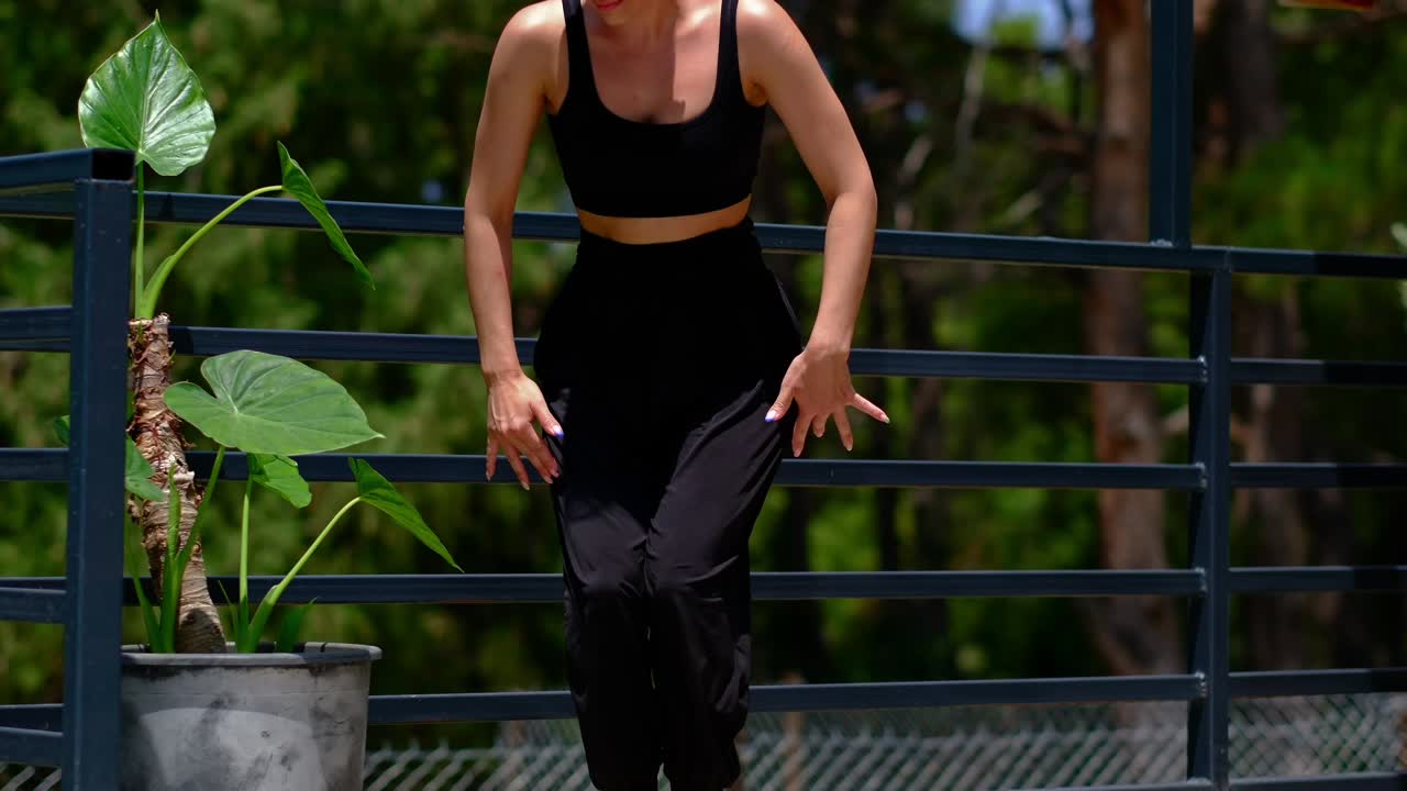 la chica haciendo yoga con un pie de cabeza en el césped