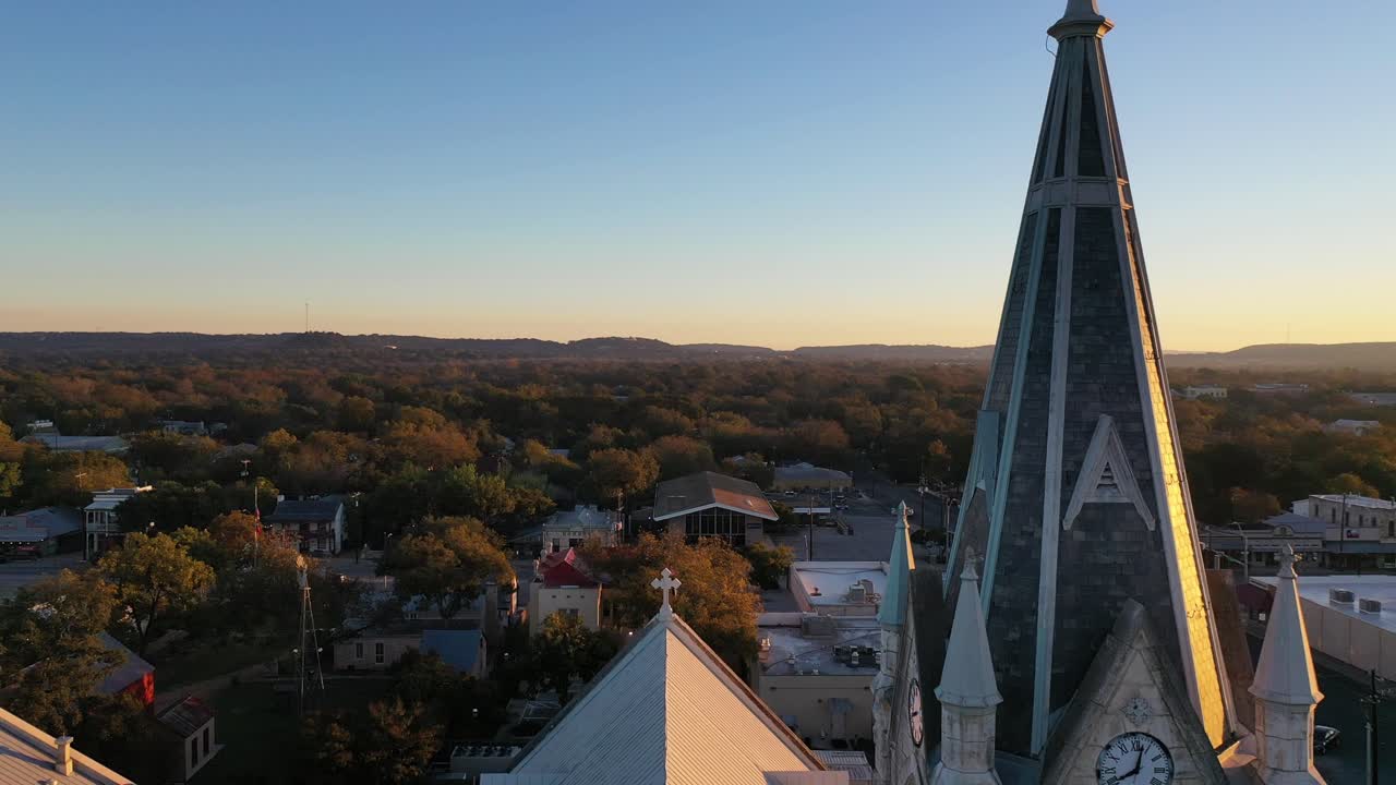 교외 지역 의 고 ⁇  대성당 종교 예배당 구조, 해가 지면 에 공중 에서 내려오는 모습