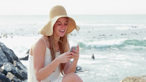 Mujer-En-Vestido-Blanco-Enviando-Mensajes-De-Texto