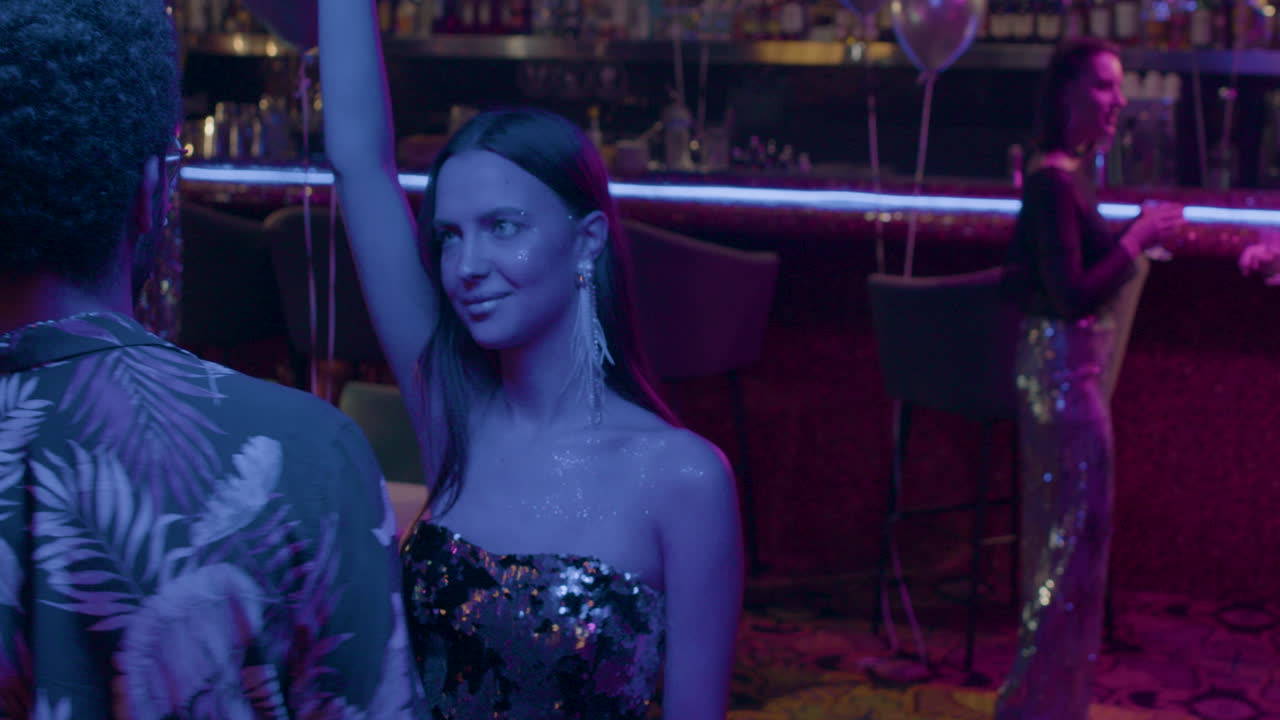 amigos bailando en una fiesta