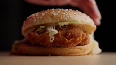 Slicing-perfectly-through-the-middle-of-delicious-fried-Chicken-burger