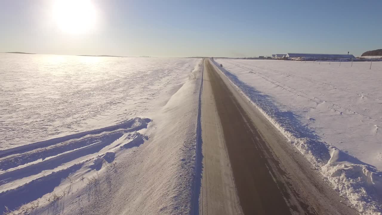 도로와 트럭이 있는 눈 인 풍경