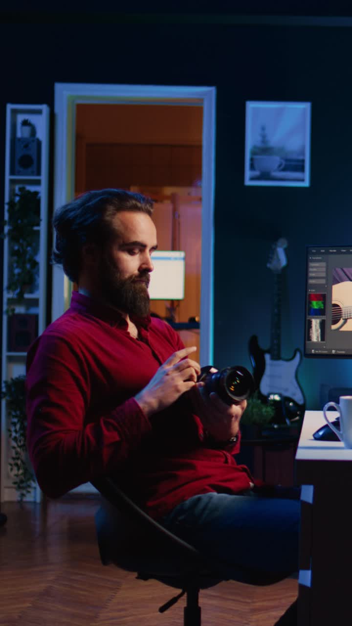 Editor di video verticali che lavora per una società di produzione indipendente e controlla le immagini nella galleria della fotocamera
