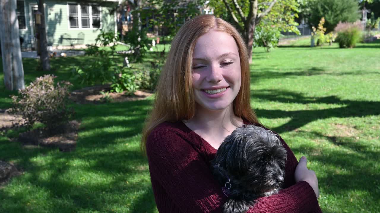 매들린은 그녀의 개를 사랑합니다. 푸들 믹스