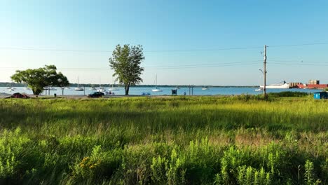 Eine-Drohne,-Die-Im-Flugzeugstil-über-Dem-Muskegon-Lake-Abhebt