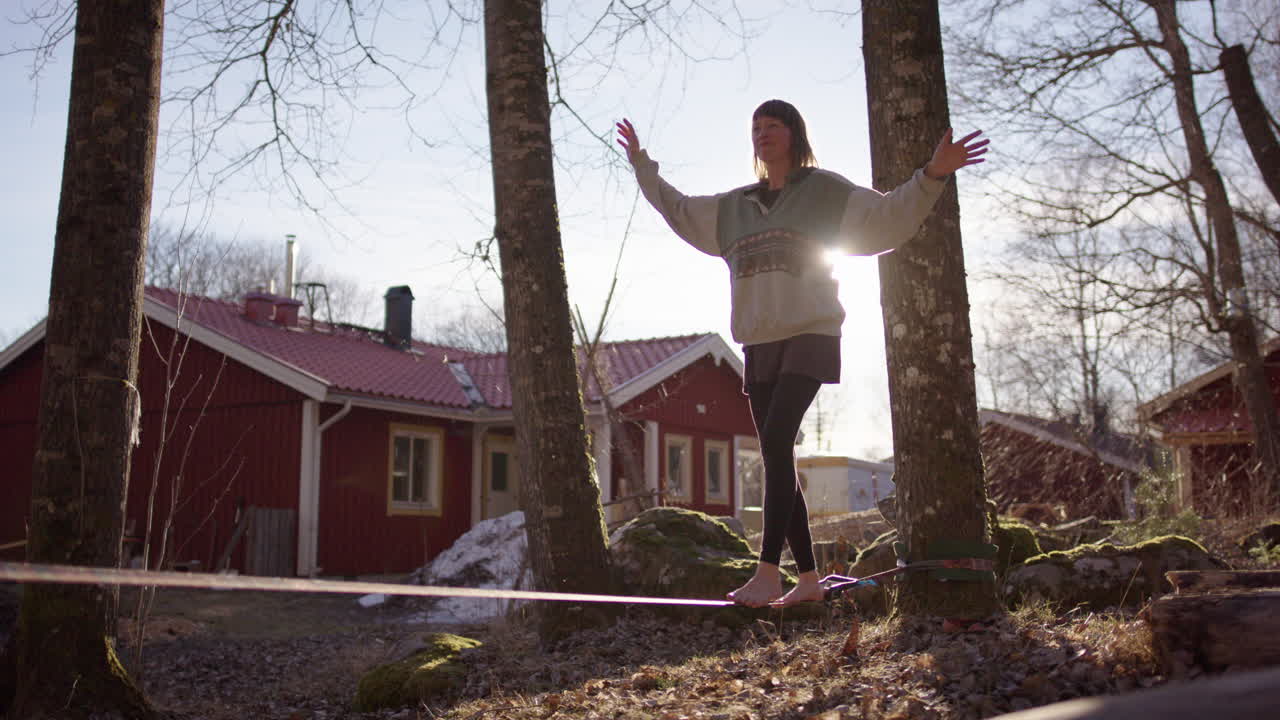 렌즈 플레어 slo-mo - 스트랩을 걷고 있는 여성 슬랙 라이너의 아름답고 몽환적인 이미지