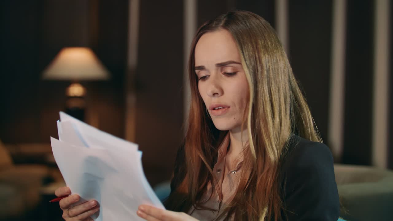 mujer enfocada leyendo el informe financiero en la oficina. mujer de negocios pensativa