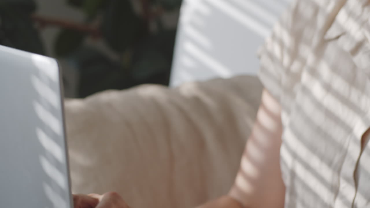 집에서 노트북으로 온라인에서 일하는 여성