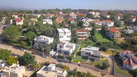 Toma-Aérea-De-Hermosas-Casas-Suburbanas,-Zichron-Yaakov-En-Israel-01