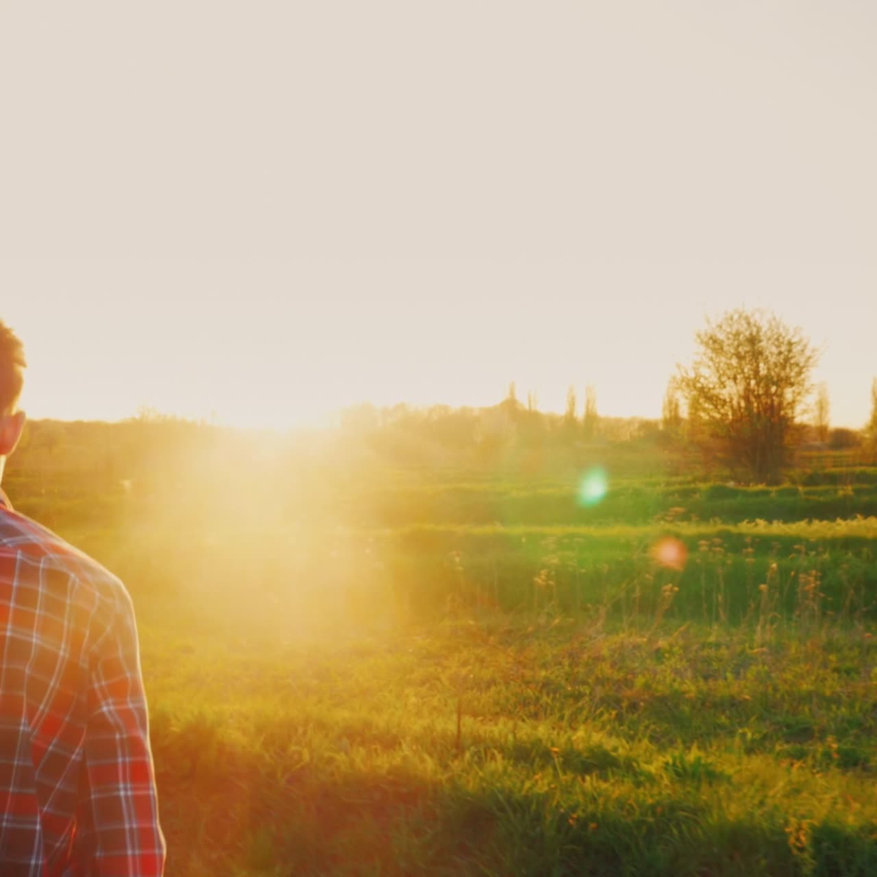 그 십대는 그 뒤에 배낭을 가지고 앞으로 간다