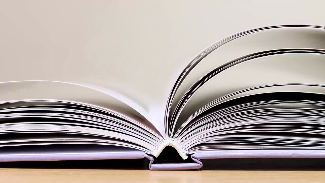 las páginas del libro se giran de principio a fin y hacia atrás. stop motion secuencias en bucle sin fisuras.