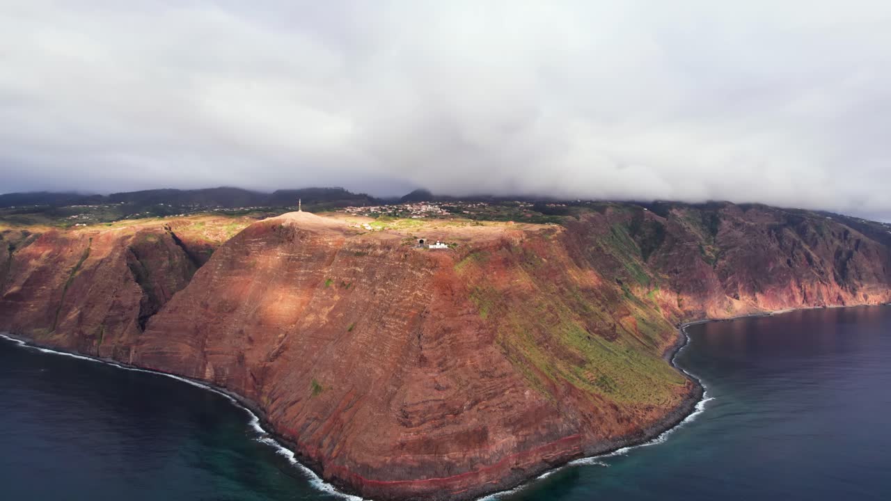ponta do pargo, madeira에 있는 장엄한 화산 해안 절벽의 공중 파노라마 전망