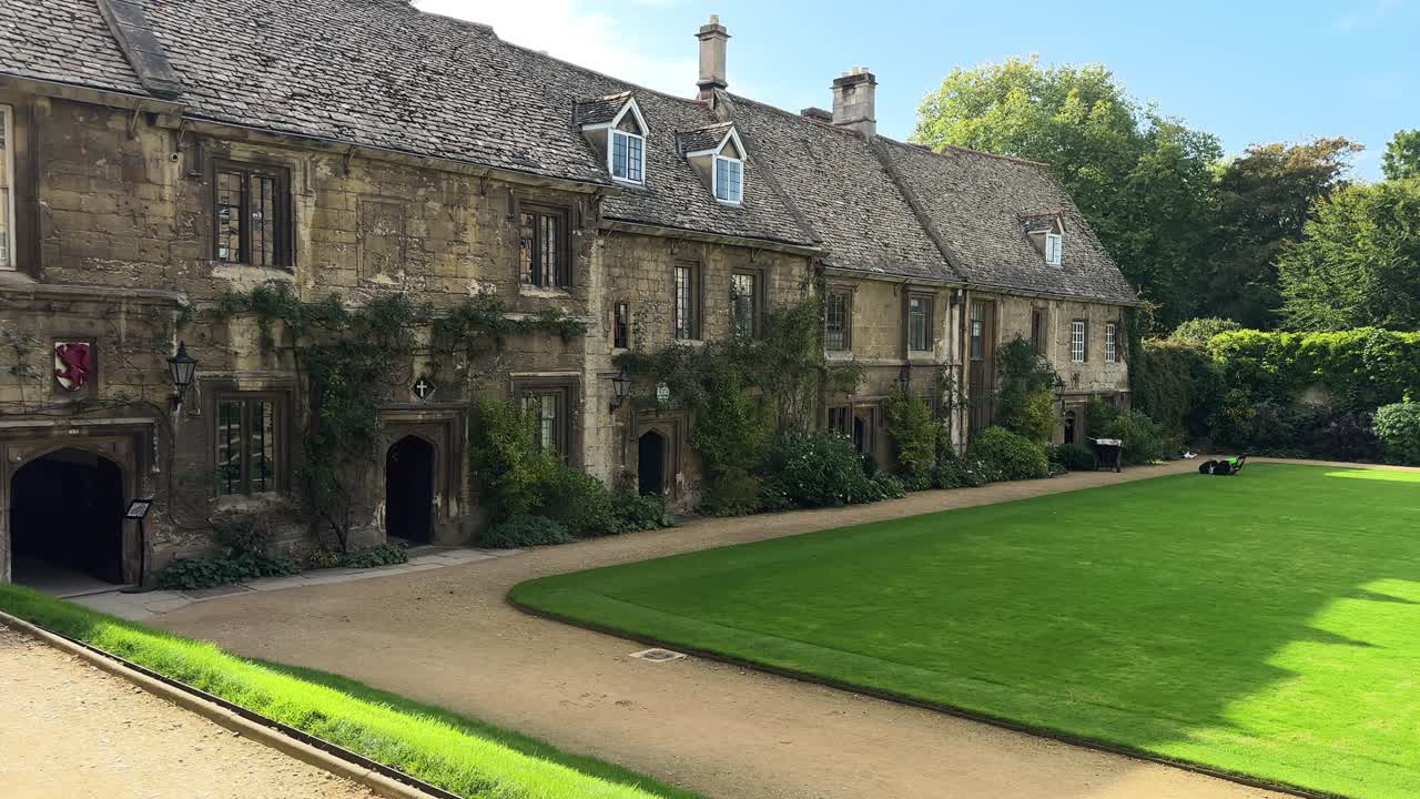 イギリス、オックスフォードのウスターカレッジにある中世のコテージのファサード。