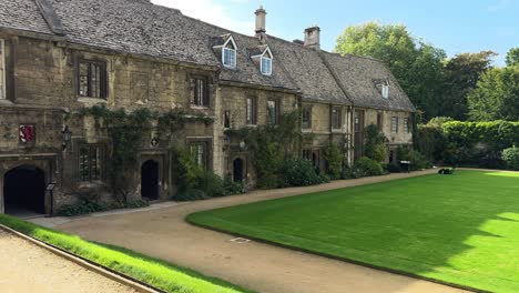 Facade-Of-The-Medieval-Cottages-In-Worcester-College,-Oxford,-England