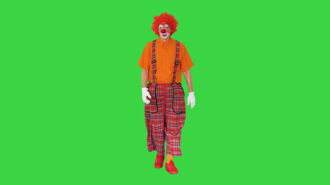 payaso gracioso caminando como si estuviera marchando en un desfile en una pantalla verde, clave de croma