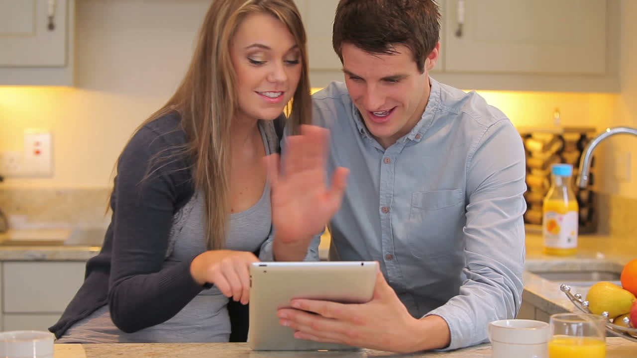 pareja usando chat de video en una tableta