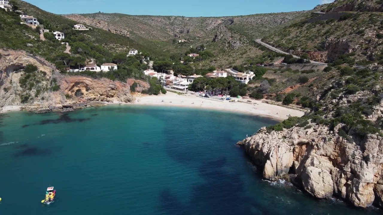 Avvicinamento aereo a Cala Granadella. Javea, Spagna.